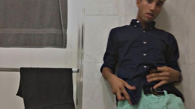 Латинский красавец Lucas дрочит свой огромный член на камеру