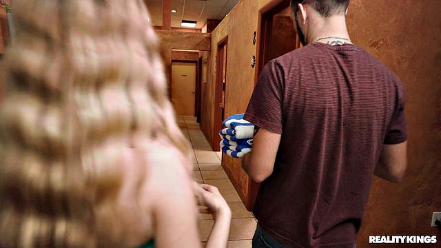 Пока парень загорает, Молли крутит роман с двумя работниками в солярии и ловит двойной финиш с защитой для глаз.