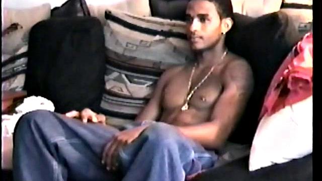 хосе дрочит свой здоровый член перед камерой