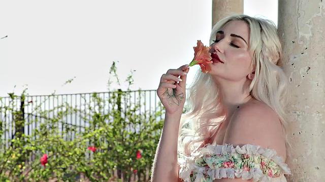 Скай Блю крутит королевский минет Джей Ромеро и получает трах в свои большие сиськи