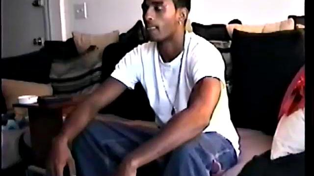 Смотри, как латиноамериканский красавец дрочит и кончает на камеру