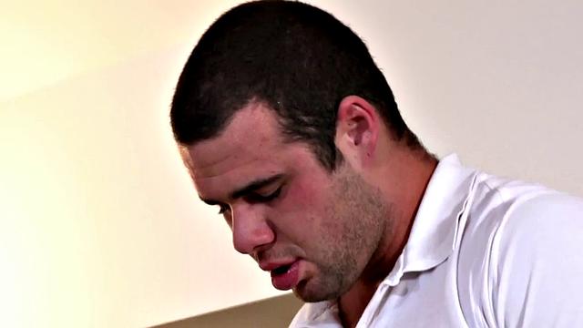 классная блондинка клаудия адамс обслуживает двоих - глубокий анал и минет