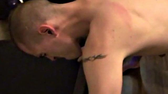 Татуированный немец жестко трахается с парнем без резинки и кончает в него