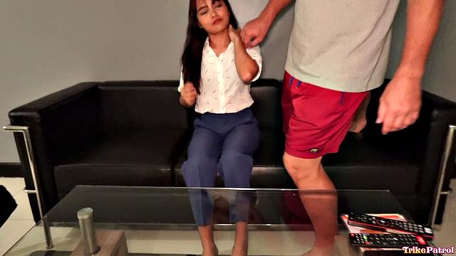 Азиатка с волосатой киской доказывает, что размер попы - дело вкуса, особенно в позе наездницы и раком, а минет тут не просто для галочки.