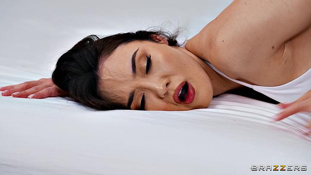 Sneakily Stretching Pussy