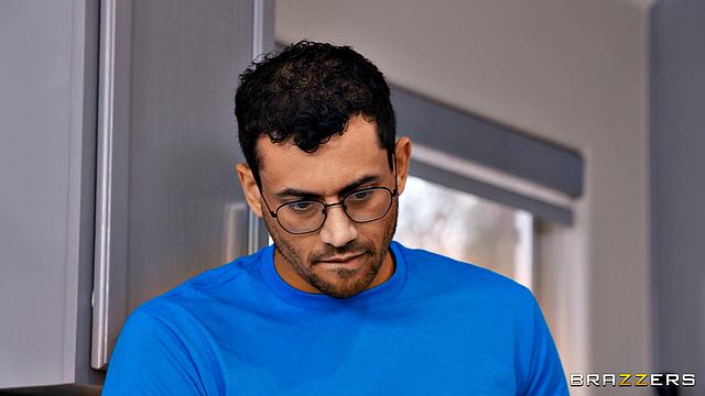 Sneakily Stretching Pussy