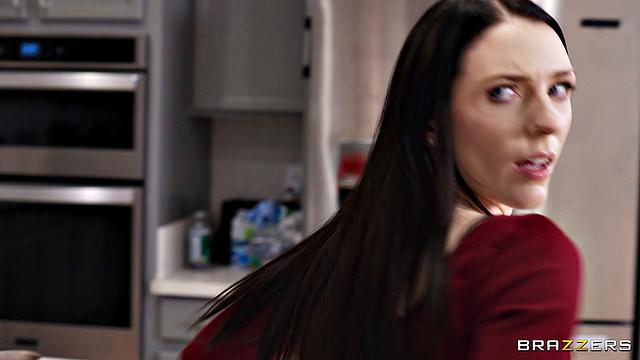 наглая сестричка с пробкой шокирует парня и получает растяжку по-взрослому