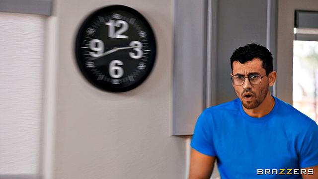 Sneakily Stretching Pussy