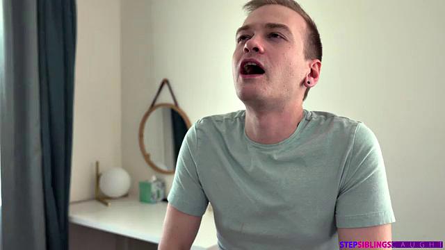 шаловливая брюнетка спорит с братом и скачет на его члене до оргазма