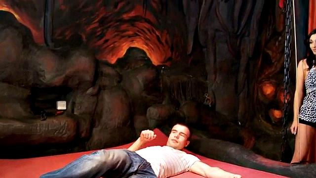 считал себя королём бдсм, а теперь две дамы в латексе крутят его как хотят