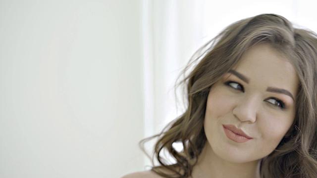 Lad massages brunette