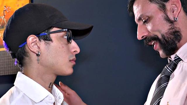 доминантный гей-дед трахает худого твинка в офисе