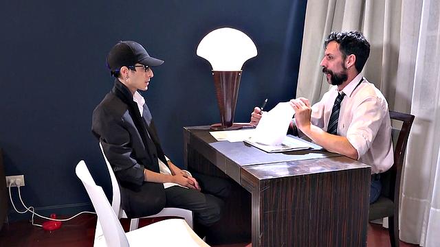 доминантный гей-дед трахает худого твинка в офисе