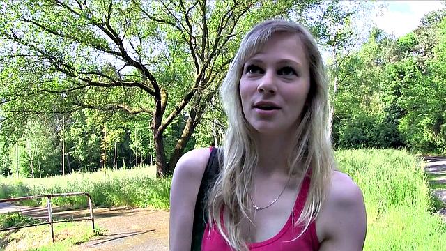 блондинка соглашается на жёсткий перепих за деньги прямо в лесу
