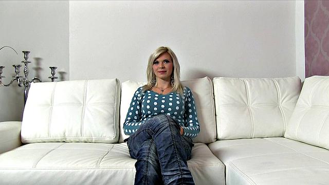 пышная блондинка трахается с агентом за кулисами ради стильных шмоток