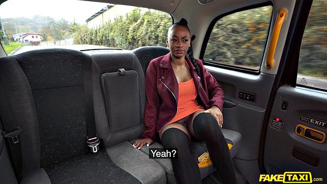 брюнетка сосёт и трахается в такси, кончают ей на лицо