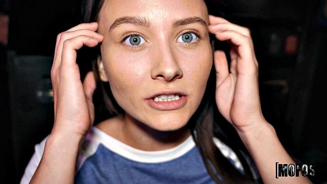 Вероника Church бросает настольный хоккей и сосет хуй Джонни Love на столе.