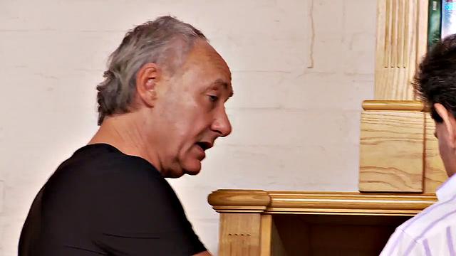 Знойная брюнетка с гладкой писькой жадно принимает двойной анал в офисе начальника, рычит от наслаждения!