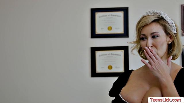 Трахаю свою озабоченную MILF-горничную, пока мужа нет дома
