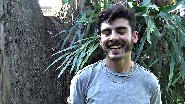 латинский красавец на пляже получает глубокий минет и кончает в тугую жопу