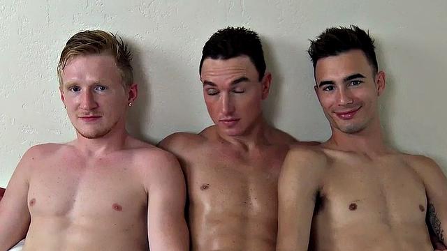 трое парней трахаются без резинки в домашнем тройничке