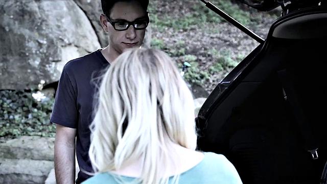 Аубри Синклер не хочет учить ПДД, она просто ебет инструктора, чтобы получить права - вот бы все экзамены были такими!  