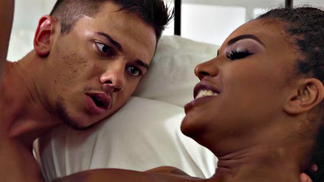 черная мамочка дразнит и сразу подставляет попку - сама нарывалась