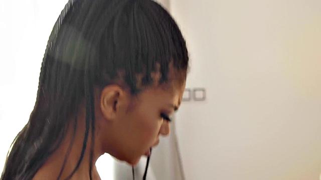 черная мамочка дразнит и сразу подставляет попку - сама нарывалась