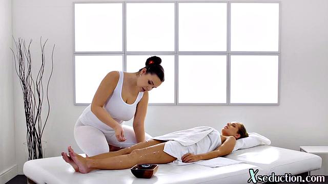 Horny lez masseuse pussylicking client