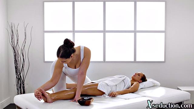 Horny lez masseuse pussylicking client