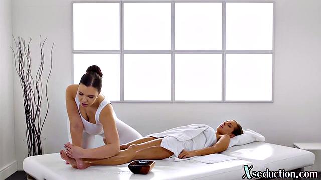 Horny lez masseuse pussylicking client