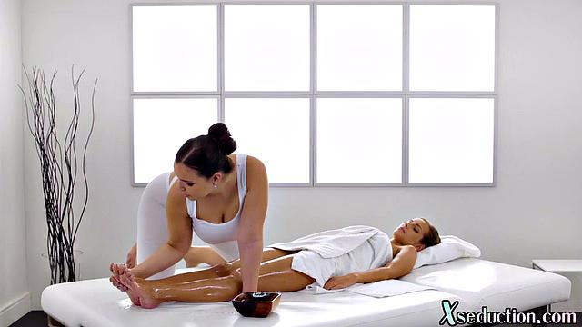 лесбиянка-массажистка вылизывает зрелую клиентку