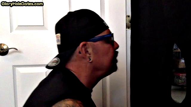 Gaydaddy tattooed amateur sucks hard in home gloryhole