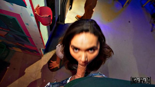 науди нала умеет жать кнопки - сперва на автомате, потом на петере