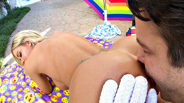 Stretching Jessa's Hole