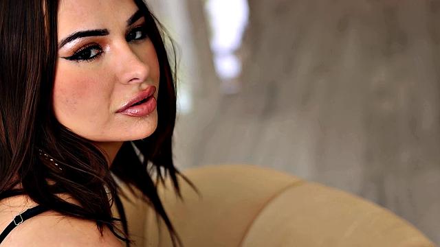 соблазнительная брюнетка aviana violet получает жёстко в анал и глотает сперму