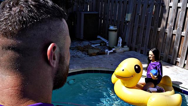 Freya's Halftime Blowjob