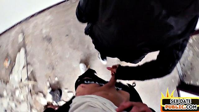 немецкая татуированная милфа не сдержалась и отсосала на публике своему знакомому