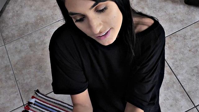 сводная сестра расплачивается за жильё ртом и киской