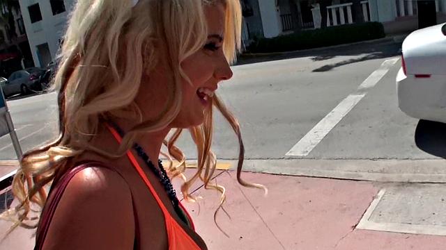 ева коул разносит постель и не стесняется камеры