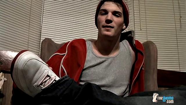 Benz Johanssen teases his cock while showing off his sexy feet in a steamy gay session
