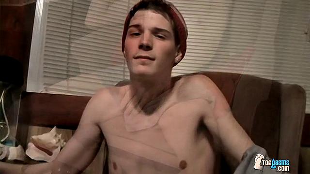 Бенц Йоханссен дразнит своим членом и показывает свои сексуальные ноги в жаркой гей-сессии