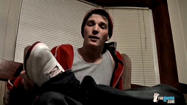 Benz Johanssen teases his cock while showing off his sexy feet in a steamy gay session