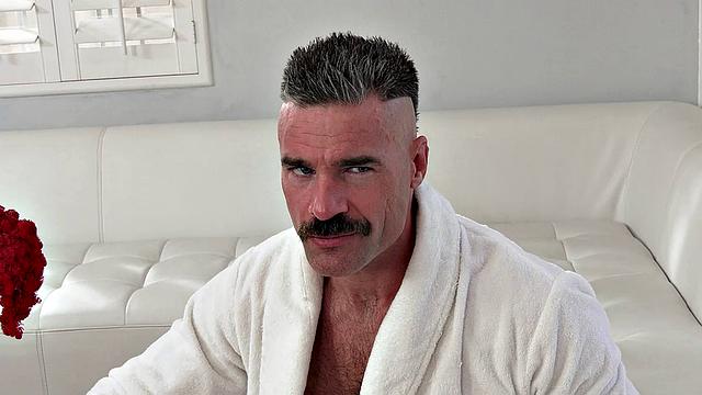 татуированная отчимовая дочка трахается с ним, чтобы не раскрыть свои шалости