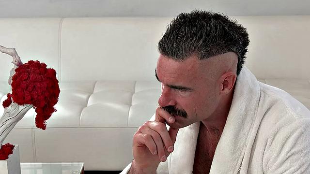 татуированная отчимовая дочка трахается с ним, чтобы не раскрыть свои шалости