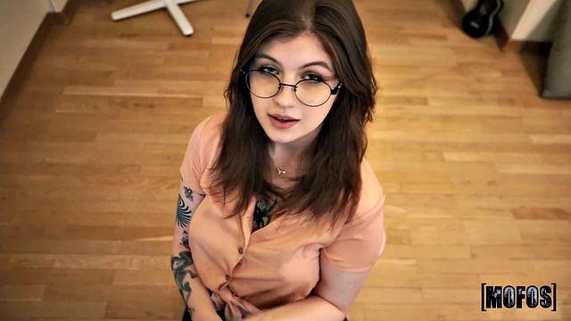 Мигуртт Лина и Мигуртт Ди: горячий минет и сперма на очках зрелой красотки на кровати миссионером