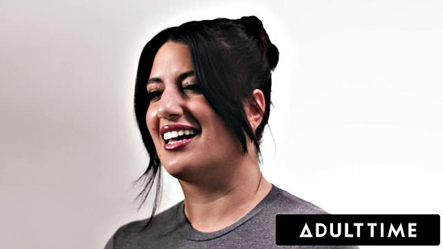 Сара Arabic разносит свою зрелую грудь и кончает от кайфа на камеру!