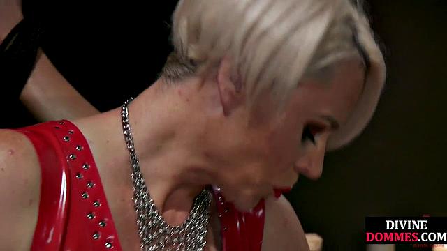 Strapon femme cougar butt-fucking loser