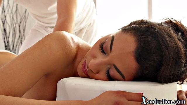 мокрая красотка скачет на члене массажиста