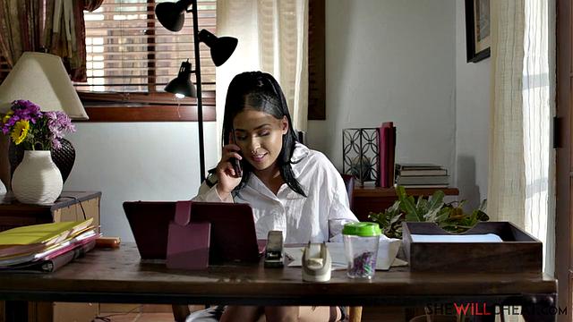 Ryder Rey разрывает офис, трахается с боссом напоследок перед увольнением, кончает на грудь и возвращается к работе.